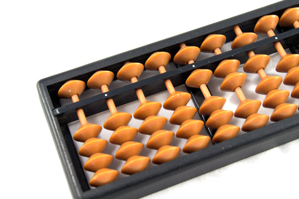 日本算盘孤立在白色背景上。图片下载