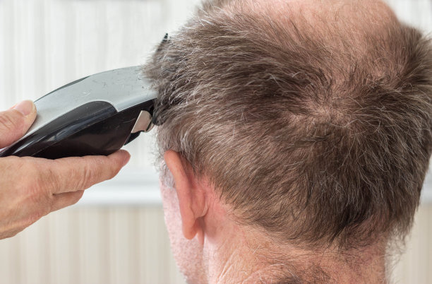 男性剪头发的特写镜头。图片下载