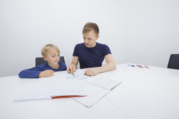 中年父亲协助男孩学习图片下载