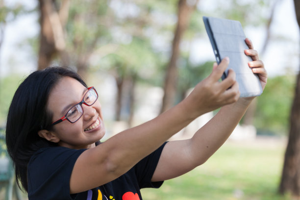 拥有平板电脑的亚洲女性图片下载