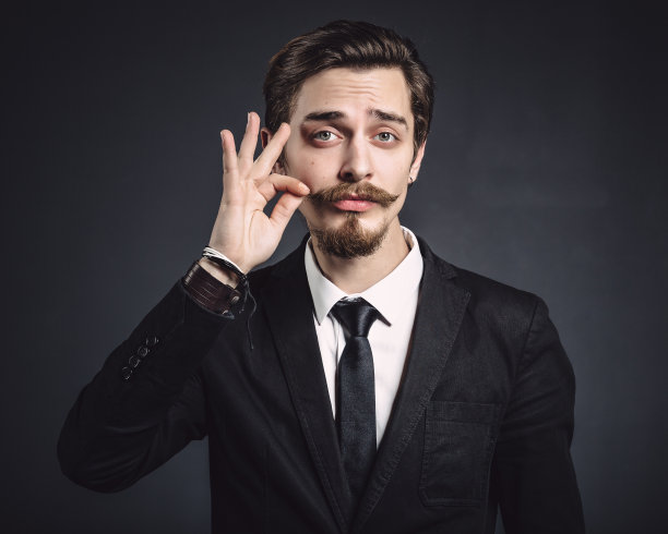 一个优雅的年轻时尚男士的照片图片下载