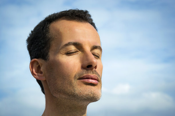 英俊的男人放松图片下载