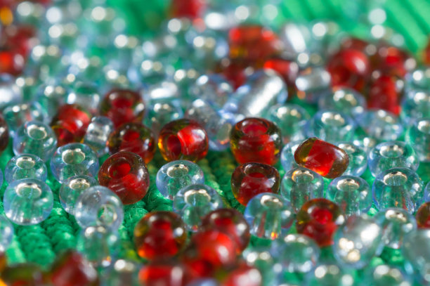 红色和灰色的散乱的珠子靠近了图片下载