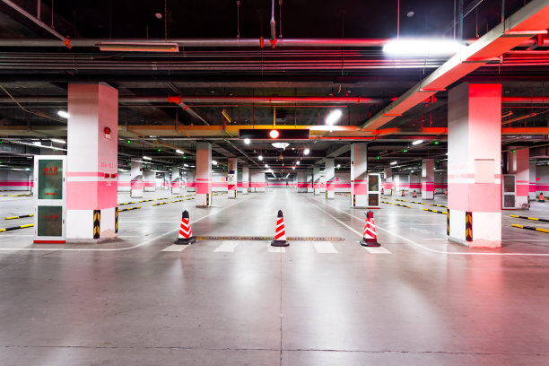 空的地下停车场图片下载