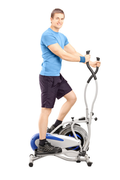 一个年轻人在健身机上锻炼图片下载