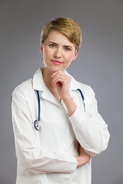 快乐的女医生。图片下载