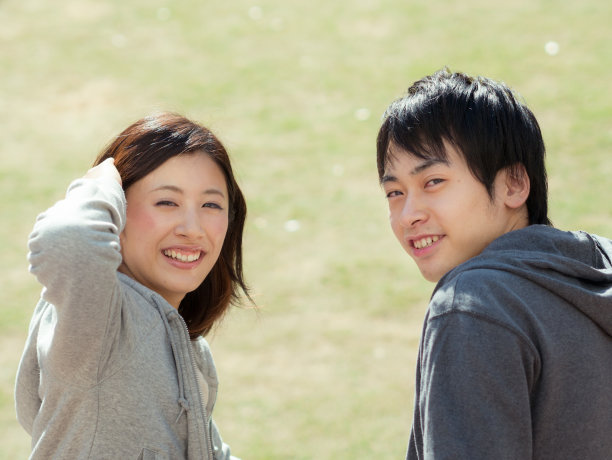 年轻夫妇转身图片下载