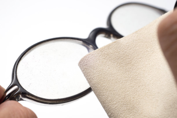 清洗眼镜图片下载