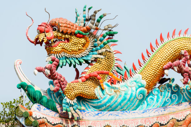 庙宇屋顶上的中国龙图片下载