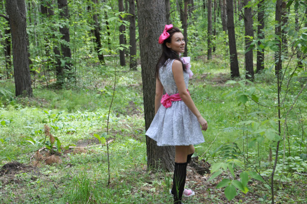 女孩在森林图片下载