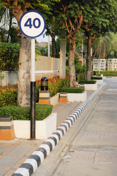 村里走廊上有限速标志图片下载