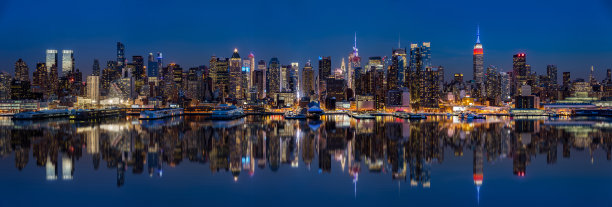 纽约的天际线映在哈德逊河上图片下载