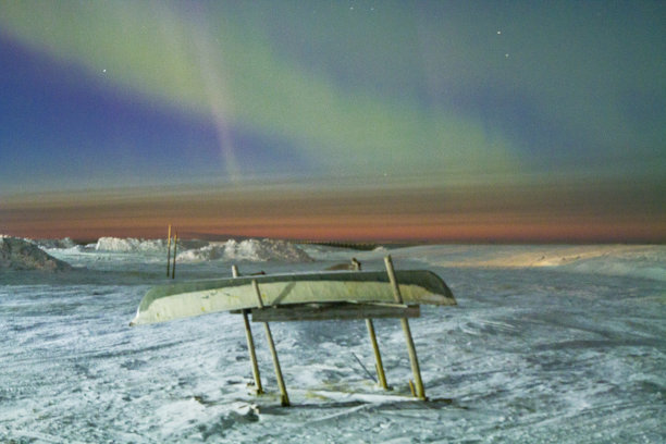 有独木舟的北极光-更近图片下载