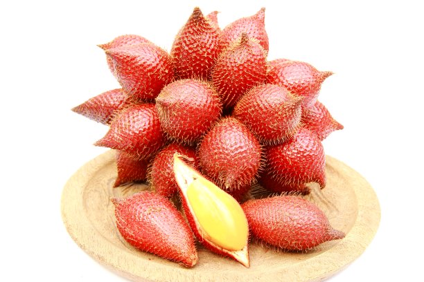 近扎拉卡水果在白色的背景。图片下载