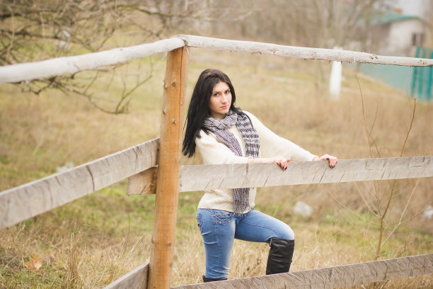 户外肖像年轻漂亮的女人图片下载