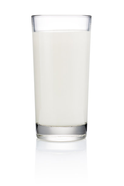 白色背景上的新鲜牛奶图片下载