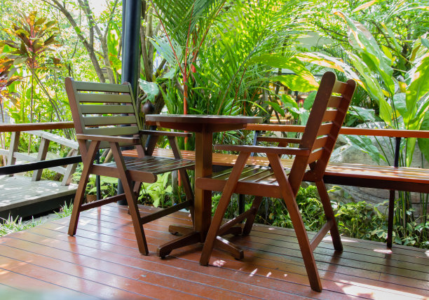 阳台上的木椅图片下载