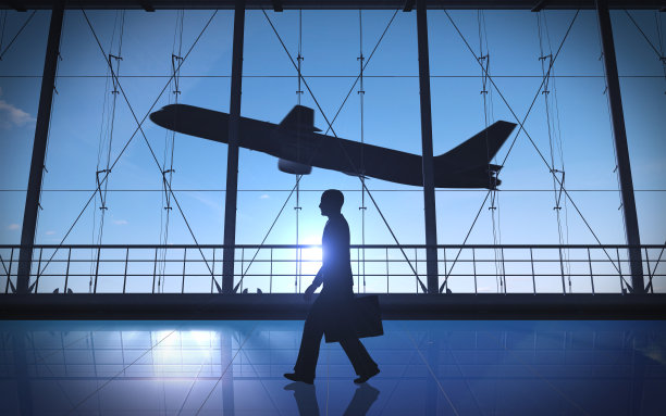 一个商人的剪影独自走在机场图片下载