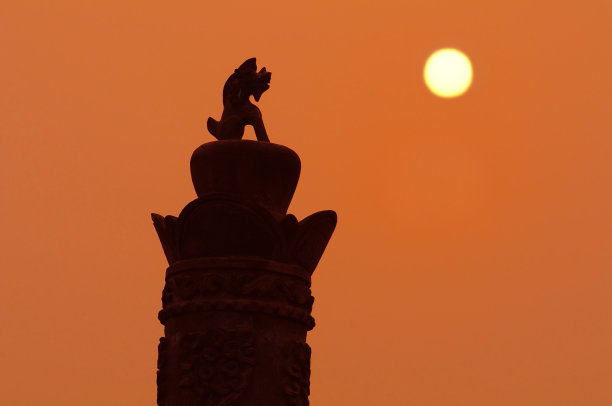 日落时的中国龙柱图片下载