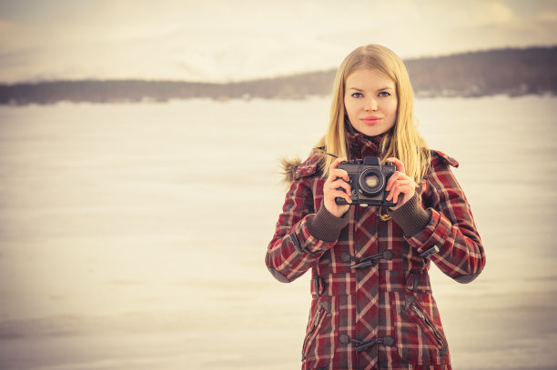 年轻女子与复古照片相机户外潮人的生活方式图片下载