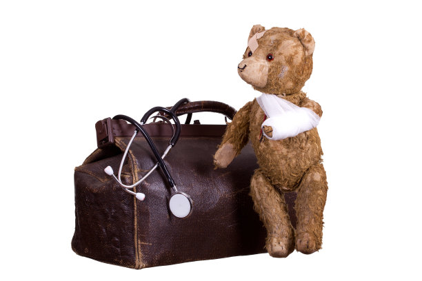 手提箱上的生病的老泰迪熊图片下载