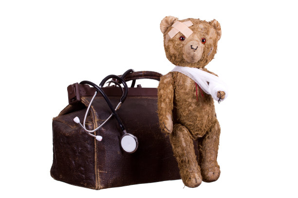 手提箱上的生病的老泰迪熊图片下载