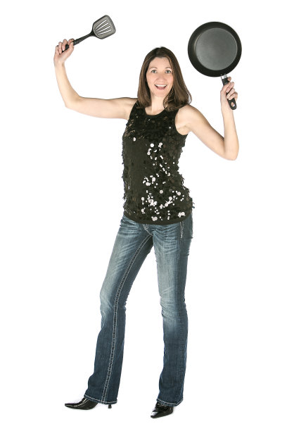 拿着烹饪用具、平底锅、抹刀的妇女图片下载