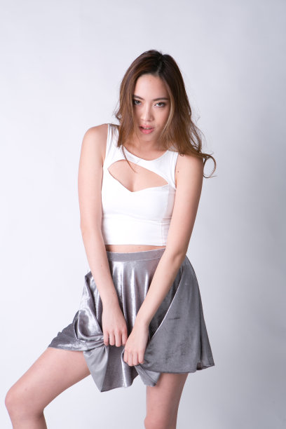 亚洲女孩摆姿势在夏天的裙子图片下载