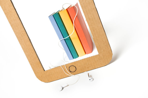 在平板电脑上听有声读物的概念纸插图图片下载