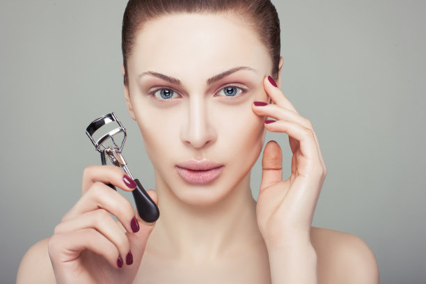 卷睫毛的女孩。图片下载