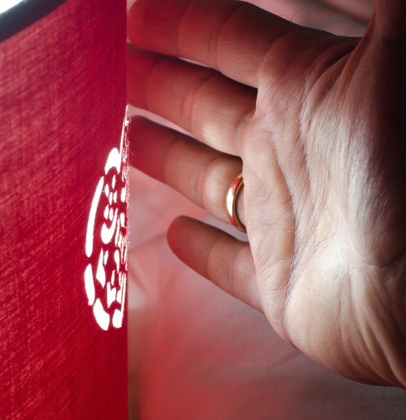 一个热情洋溢的男人的手图片下载