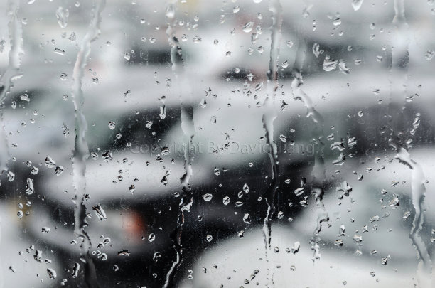 抽象图像:雨后车窗上的水滴图片下载