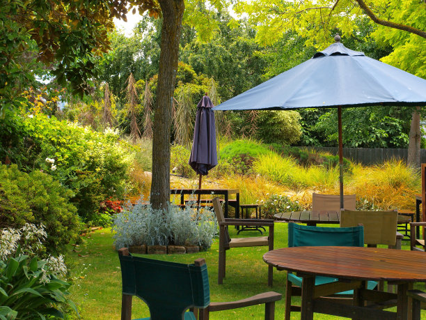 餐桌在阳光明媚的花园图片下载