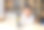 亚洲男孩坐在笔记本电脑前图片下载