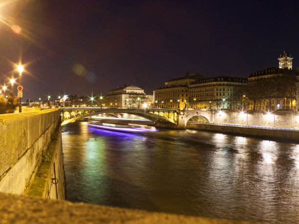 塞纳河上的冬夜。图片下载