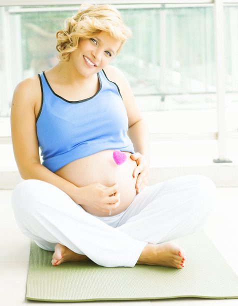 漂亮的金发孕妇图片下载