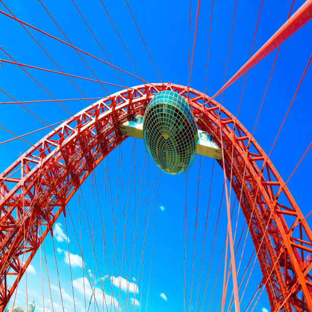 鲜红色悬索桥图片下载