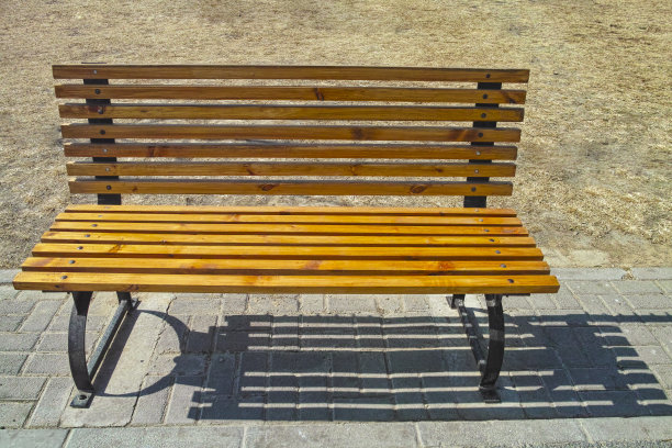 木凳和外面的阴影图片下载