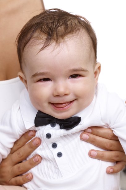 一个优雅微笑的小男孩的特写图片下载