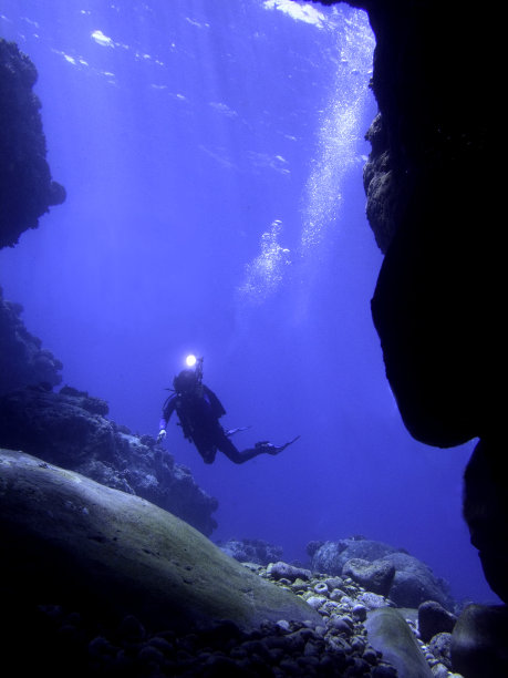 潜水员在洞口。图片下载