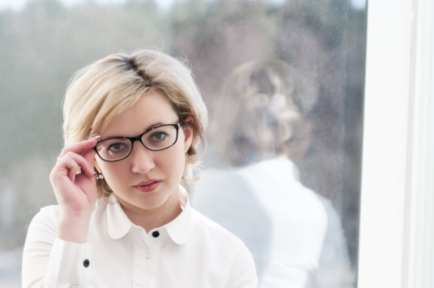 办公室里的女商人肖像图片下载