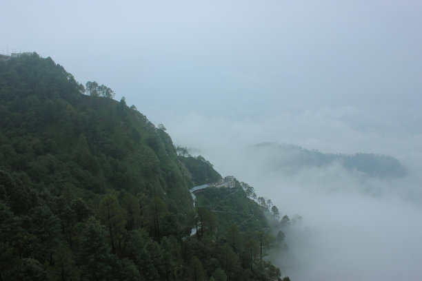 前往瓦什诺德维途中的特里库塔山上美丽的云彩图片下载