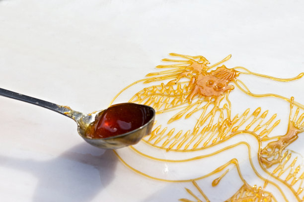 糖果制造商在街上卖他的糖果图片下载