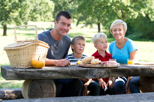 快乐家庭在公园野餐图片下载