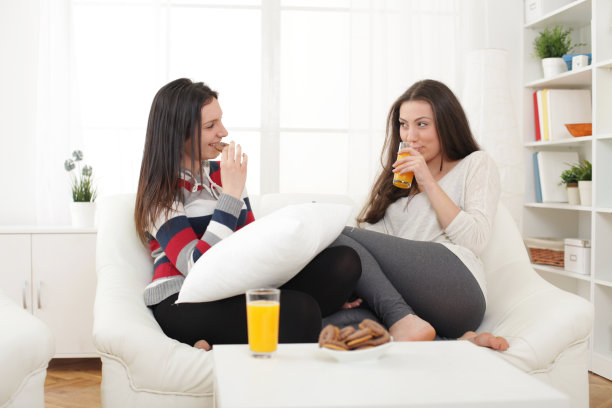 朋友在家里玩得开心图片下载