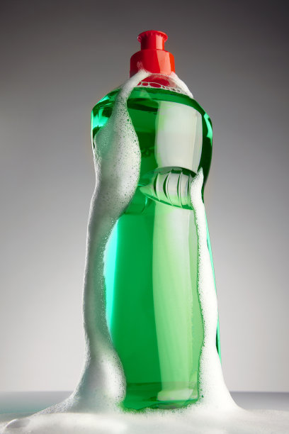 灰色背景上的满洗涤剂瓶。图片下载