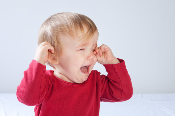 哭的婴儿图片下载