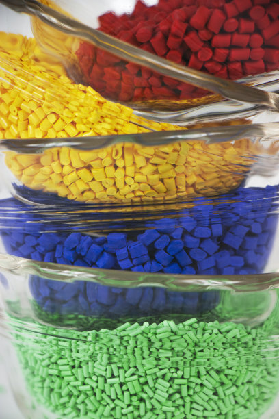 塑料树脂堆在四个玻璃盘子里图片下载