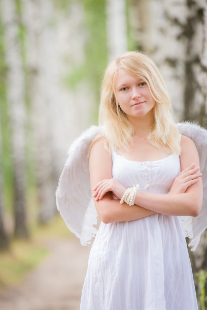 背上长着天使翅膀的年轻女子图片下载