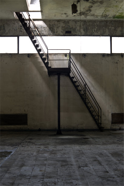 废弃工厂的楼梯图片下载